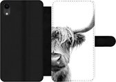 Étui pour iPhone XR Bookcase - Highlander écossais - Animaux - Zwart - Wit - Avec poches - Étui portefeuille avec fermeture magnétique