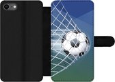 Bookcase Geschikt voor iPhone SE 2020 telefoonhoesje - Een illustratie van een voetbal in het net -Jongens - Meisjes - Kinderen - Met vakjes - Wallet case met magneetsluiting