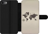 Bookcase Geschikt voor iPhone 7 telefoonhoesje - Wereldkaart - Hout - Bruin - Met vakjes - Wallet case met magneetsluiting