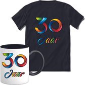 30 Jaar Vrolijke Verjaadag T-shirt met mok giftset Zwart | Verjaardag cadeau pakket set | Grappig feest shirt Heren – Dames – Unisex kleding | Koffie en thee mok | Maat XL