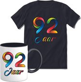 92 Jaar Vrolijke Verjaadag T-shirt met mok giftset Zwart | Verjaardag cadeau pakket set | Grappig feest shirt Heren – Dames – Unisex kleding | Koffie en thee mok | Maat XL