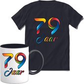 79 Jaar Vrolijke Verjaadag T-shirt met mok giftset Zwart | Verjaardag cadeau pakket set | Grappig feest shirt Heren – Dames – Unisex kleding | Koffie en thee mok | Maat L