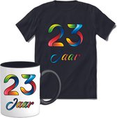 23 Jaar Vrolijke Verjaadag T-shirt met mok giftset Zwart | Verjaardag cadeau pakket set | Grappig feest shirt Heren – Dames – Unisex kleding | Koffie en thee mok | Maat M