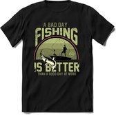 A bad day fishing is better than a good day at work | vissen outdoor T-Shirt Heren / dames | hengelsport cadeau Shirt - grappige Spreuken, Zinnen en Teksten Maat 3XL