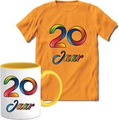 20 Jaar Vrolijke Verjaadag T-shirt met mok giftset Geel | Verjaardag cadeau pakket set | Grappig feest shirt Heren – Dames – Unisex kleding | Koffie en thee mok | Maat L