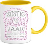 60 Jaar Legendarische Gebrouwen Mok met tekst | Roze - Zilver | Grappig Verjaardag Beker Cadeau | Bedrukte Mokken | Geel | 330 ML