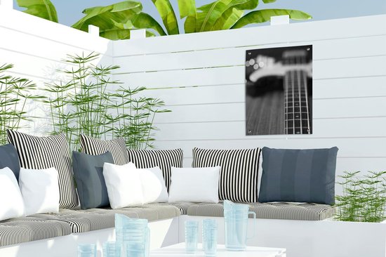 Décoration de Jardin Une guitare basse repose sur le sol - noir et blanc - 30x40 cm