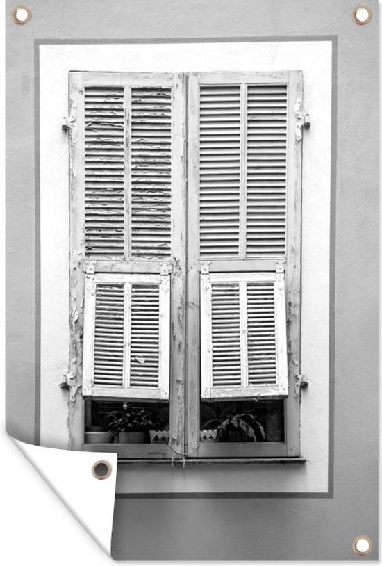 Tuinposter - Tuindoek - Tuinposters buiten - Oud wit raam met oude luiken - zwart wit - 80x120 cm - Tuin