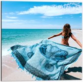 Dibond - Vrouw met Handdoek aan Blauwe Oceaan - 50x50cm Foto op Aluminium (Wanddecoratie van metaal)