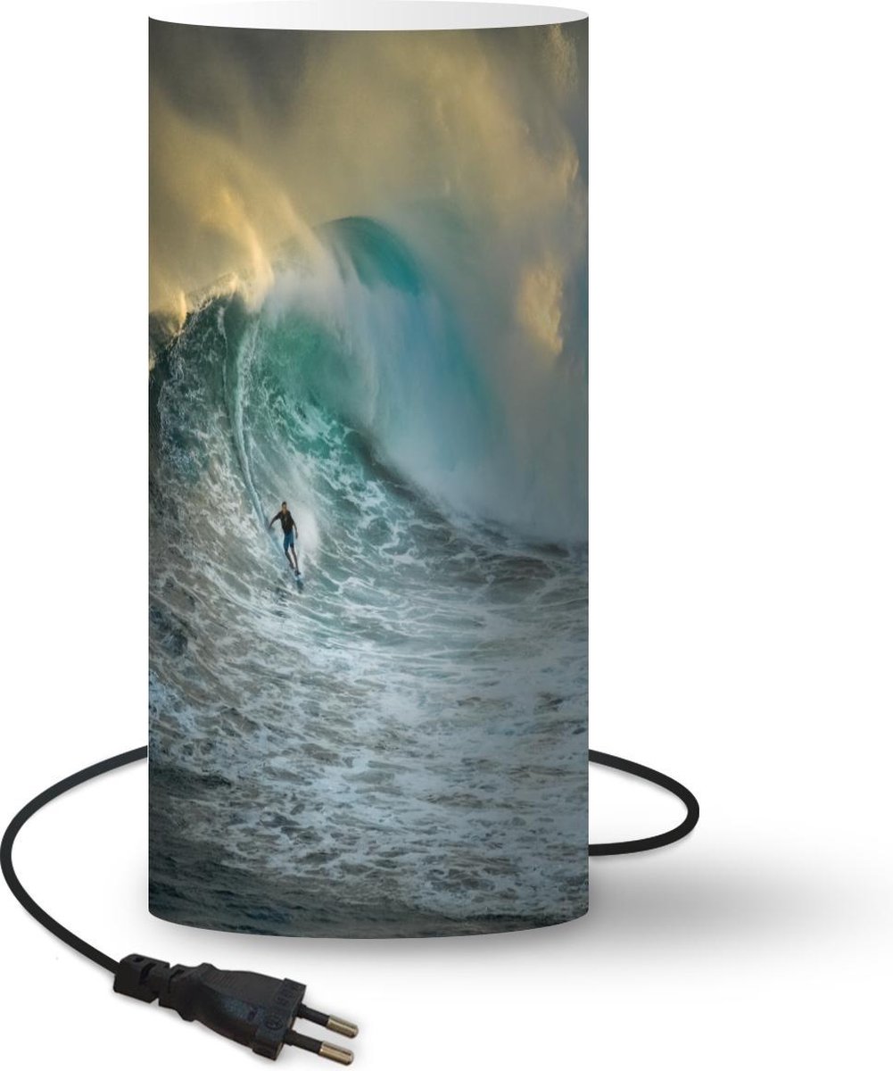 Lamp - Nachtlampje - Tafellamp slaapkamer - Surfer op grote golfen - 33 cm hoog - Ø15.9 cm - Inclusief LED lamp