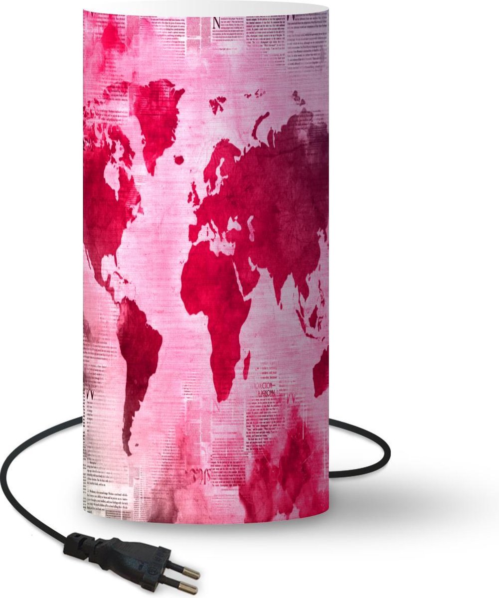 Lamp - Nachtlampje - Tafellamp slaapkamer - Wereldkaart - Rood - Krant - 33 cm hoog - Ø15.9 cm - Inclusief LED lamp
