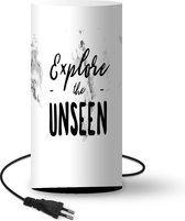 Lamp Wereldkaart met paars marmerpatroon en de quote Explore the unseen erop - zwart wit - 33 cm hoog - Ø16 cm - Inclusief LED lamp