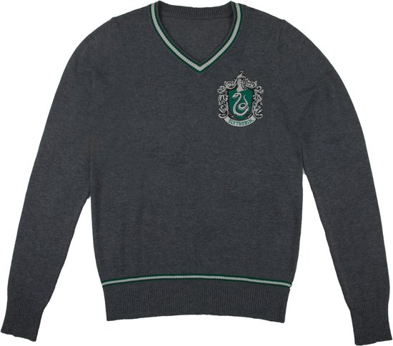 Grijze Harry Potter Slytherin gebreide trui met groen-witte strepen op de kraag en zoom, en het Slytherin-wapenschild op de borst.