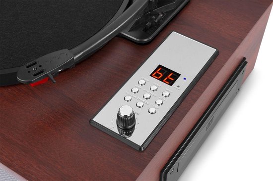 Close-up van het bedieningspaneel met digitale weergave, knoppen en volumeknop op een houten platenspeler.