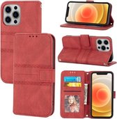 Reliëf gestreepte magnetische gesp PU + TPU horizontale flip lederen hoes met houder & kaartsleuf & portemonnee & fotolijst & sling voor iPhone 13 (rood)