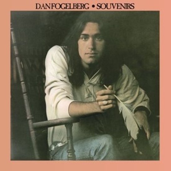 Dan Fogelberg albumhoes met de zanger zittend in een schommelstoel met een veer in zijn hand. De titel 'Souvenirs' staat bovenaan.