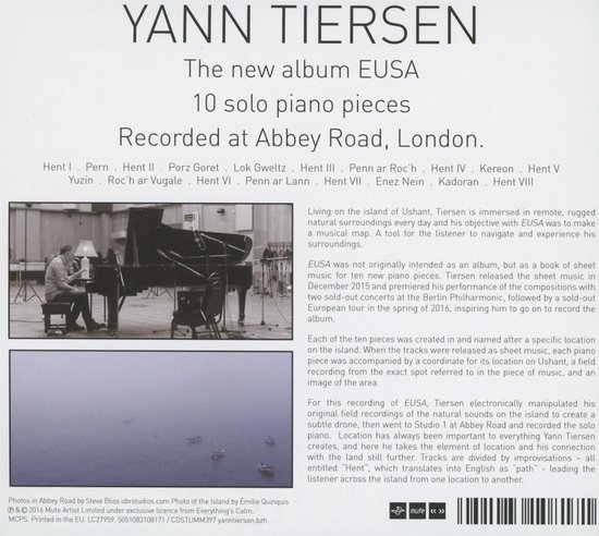 Achterkant van de YANN TIERSEN - EUSA CD-hoes. Links een man die piano speelt, rechts tekst en afbeeldingen van boten op zee.