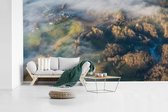 Behang - Fotobehang Boerderij - Mist - Natuur - Breedte 500 cm x hoogte 280 cm