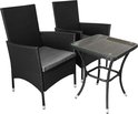 Twee zwarte rotan stoelen met grijze kussens en een glazen bistrotafeltje, op witte achtergrond.
