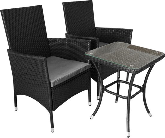 Twee zwarte rotan stoelen met grijze kussens en een glazen bistrotafeltje, op witte achtergrond.
