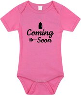 Coming soon gender reveal meisje cadeau tekst baby rompertje roze - Kraamcadeau - Babykleding 68 (4-6 maanden)