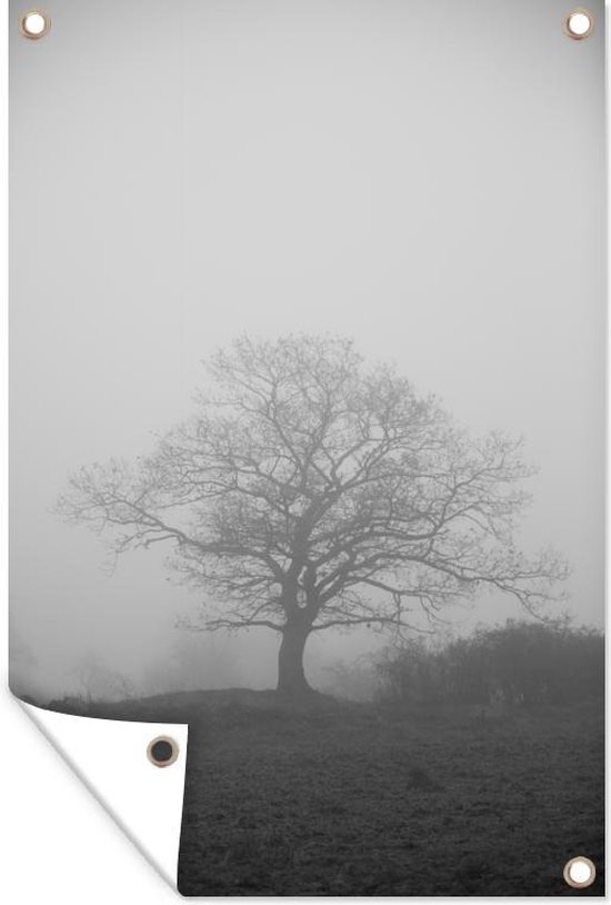 Silhouet van een boom in de mist - zwart wit - Tuindoek