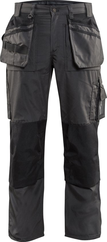 Pantalon de travail gris foncé avec plusieurs poches plaquées et genoux renforcés.