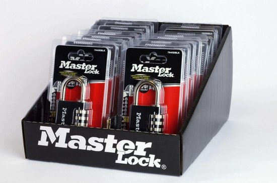 Display met verpakte Master Lock zwarte cijfersloten met lange beugel, op een witte achtergrond.