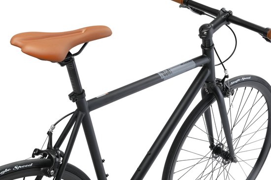 Zadel en bovenbuis van een zwarte singlespeed fiets, bruin zadel.