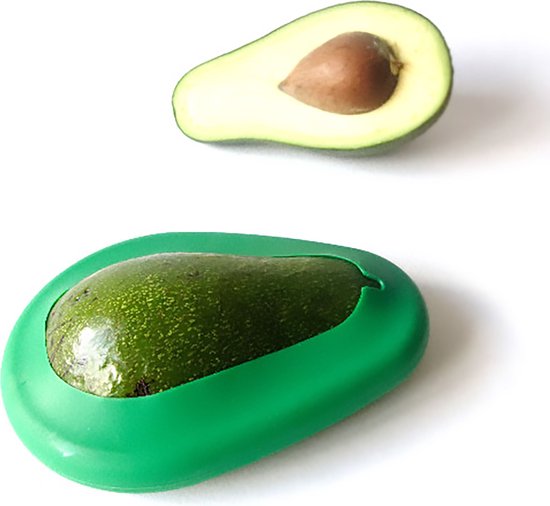 Een halve avocado met pit boven een groene bewaardoos waarin een hele avocado past.