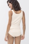 Modèle vu de dos portant un débardeur beige à col rond et une culotte.