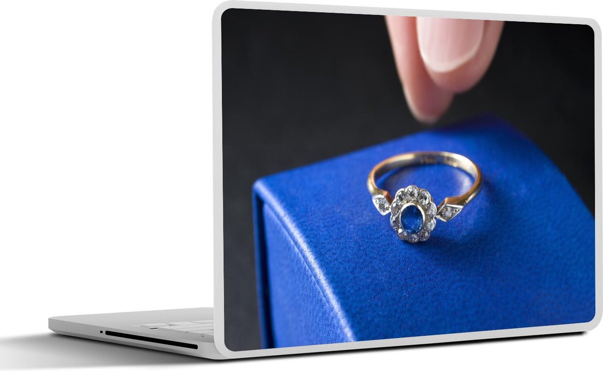 Afbeelding van product SleevesAndCases  Laptop sticker - 13.3 inch - Verlovingsring met een saffier