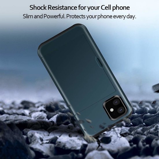 Donkerblauwe telefoonhoes die uit een telefoonhoesje bestaat dat schokbestendig is, met een sleuf aan de achterkant voor een creditcard. De hoes is omringd door stenen en stof.