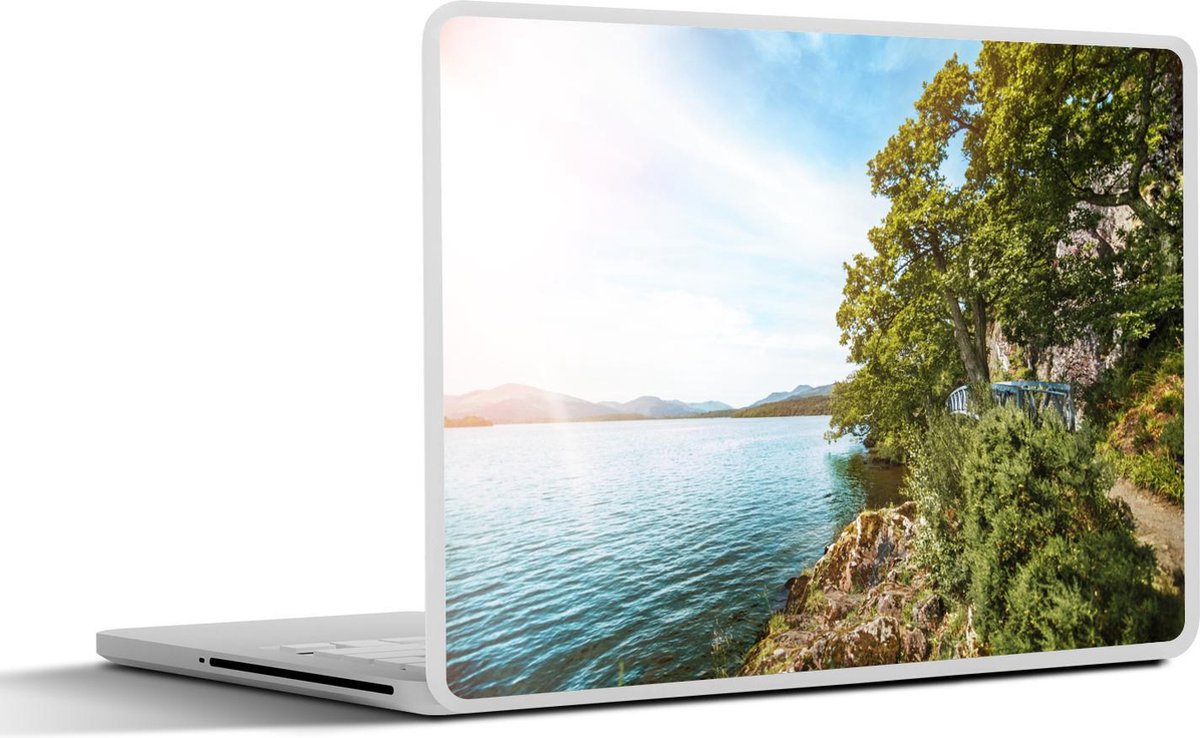 Afbeelding van product SleevesAndCases  Laptop sticker - 17.3 inch - Bomen langs het water in het Schotse Nationaal park Lomond en de Trossachs