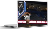 Laptop sticker - 10.1 inch - Basketbal gaat door de basket - 25x18cm - Laptopstickers - Laptop skin - Cover