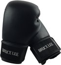 Twee zwarte Bruce Lee bokshandschoenen, diagonaal geplaatst, met de tekst 'BRUCE LEE' op beide.