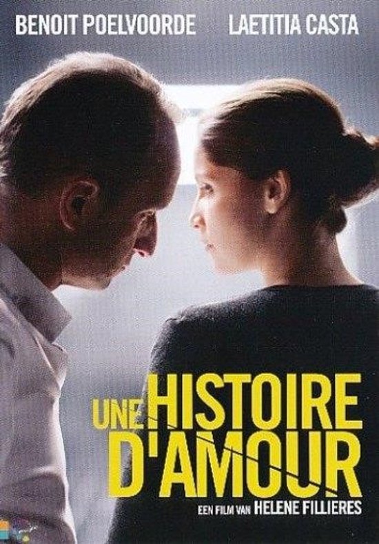 Benoit Poelvoorde en Laetitia Casta kijken elkaar aan, met de titel "Une Histoire D'Amour".
