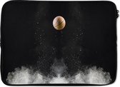 Laptophoes 14 inch - Een basketbal met stof op een zwarte achtergrond - Laptop sleeve - Binnenmaat 34x23,5 cm - Zwarte achterkant