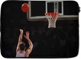 Laptophoes 13 inch - Basketbalspeler schiet van ver de bal in de basket - Laptop sleeve - Binnenmaat 32x22,5 cm - Zwarte achterkant