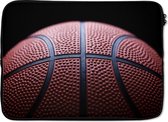 Laptophoes 14 inch - Een Basketbal op een zwarte achtergrond - Laptop sleeve - Binnenmaat 34x23,5 cm - Zwarte achterkant