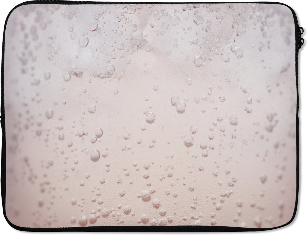 Laptophoes 17 inch - Bubbels in een licht-roze drankje - Laptop sleeve - Binnenmaat 41x28 cm - Zwarte achterkant