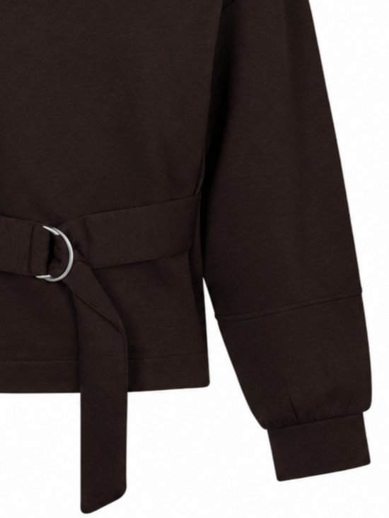 Detail van bruine sweater met ceintuur, ring en wijde mouw.