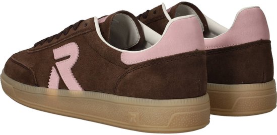 Achterkant van bruine suède Rieker sneakers met roze accenten.