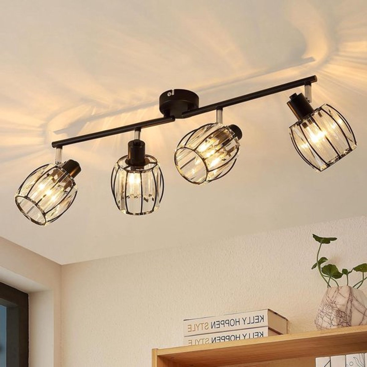 Plafondlamp met 4 lampen voor Woonkamer - Vintage design met Kristallen Lampenkap - Draaibare Zwarte Spot - E14 fitting - 350° verstelbaar