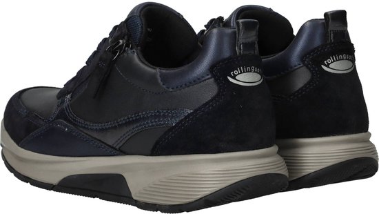 Achterkant van donkerblauwe Gabor Rollingsoft sneakers met logo op de hiel.