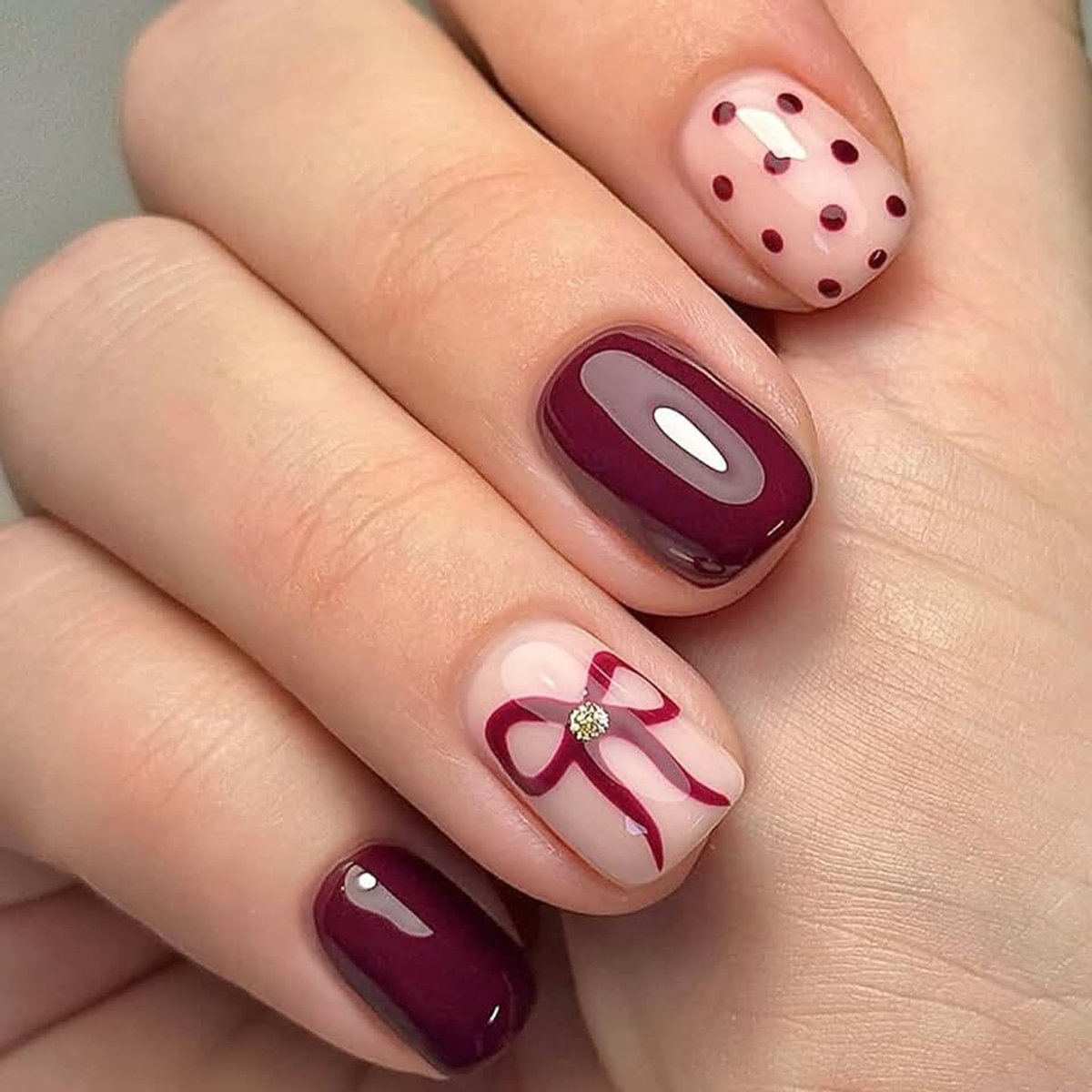 24 stuks press-on nagels, kort, vierkant, wijnrode nagels om op te plakken, met stippen, strik, French tip, nepnagels, volledige cover, kunstnagels om op te plakken, acryl, kunstnagels voor