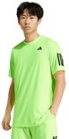 Jonge Aziatische man draagt een felgroen t-shirt met korte mouwen, zwarte Adidas strepen op de mouwen en een zwart Adidas logo op de borst.