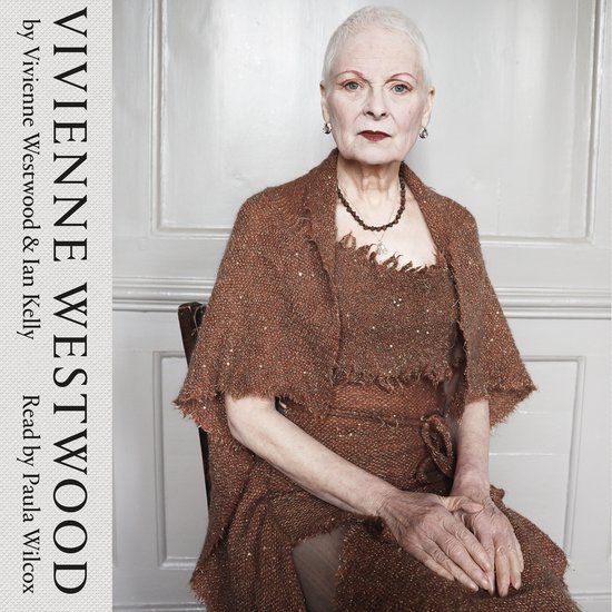 Vivienne Westwood dans un ensemble marron orné, avec une cape assortie. Texte : VIVIENNE WESTWOOD & IAN KELLY.