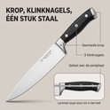 Een koksmes met een gesmede krop, 3 klinknagels en een handvat uit één stuk staal. Het lemmet loopt door tot in het heft.