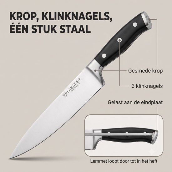 Een koksmes met een gesmede krop, 3 klinknagels en een handvat uit één stuk staal. Het lemmet loopt door tot in het heft.